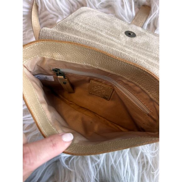 Velez Women's Gold‎ Metallic Leather Crossbody Bag Everyday Minimalist Timeless - Picture 6 of 10